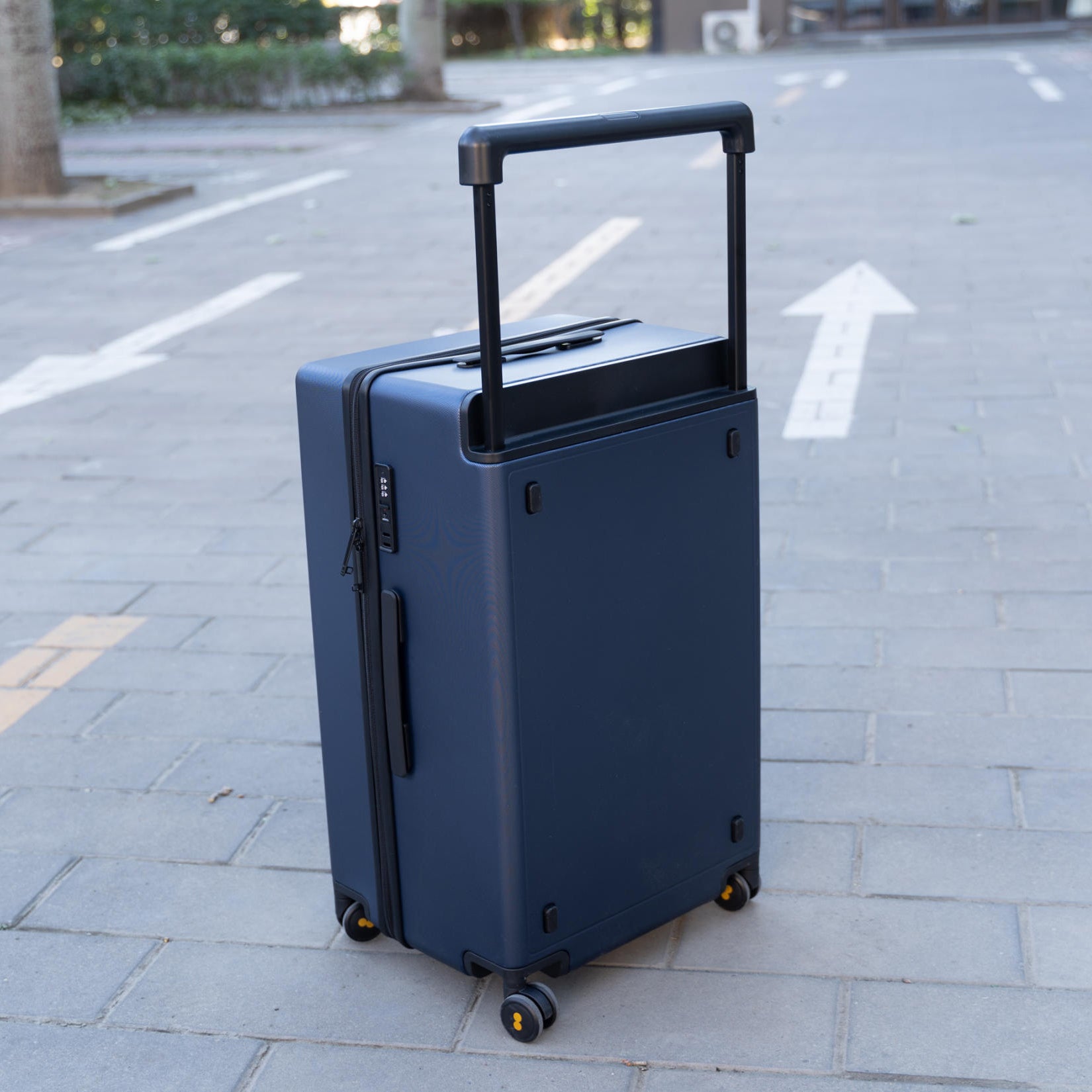 Durable Hard Shell Luggage with Expandable Compartment and Smooth Rolling Wheels