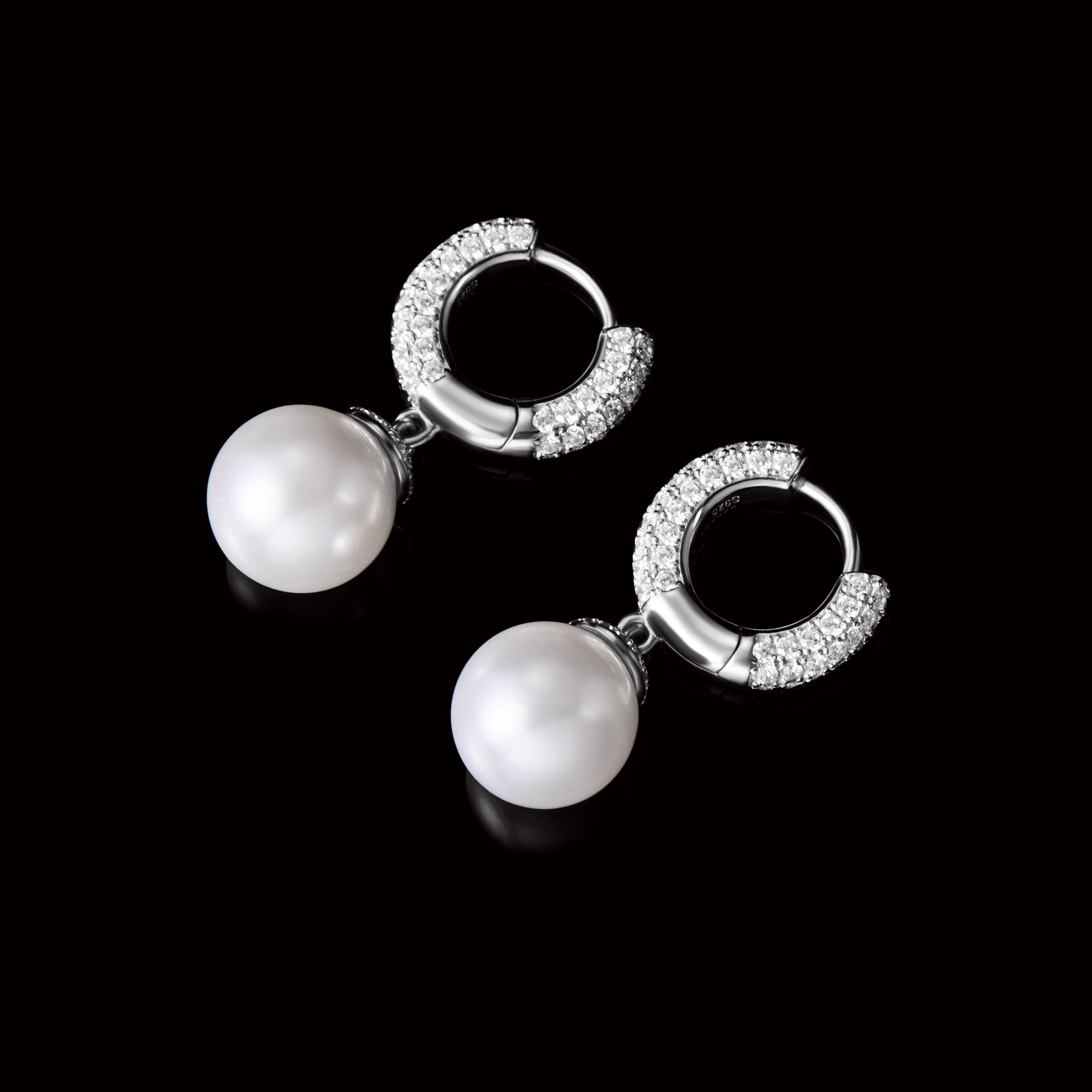 TROVE Dangly Pearl Earring